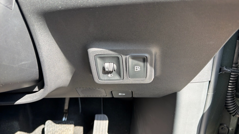 MG MGS9 1.5 T-GDI PHEV Premium 5dr Auto Estate - Image 45