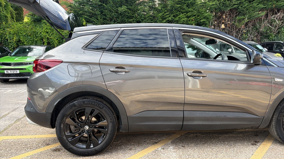Vauxhall Grandland X 1.2 Turbo SRi Nav 5dr Petrol Hatchback - Image 2