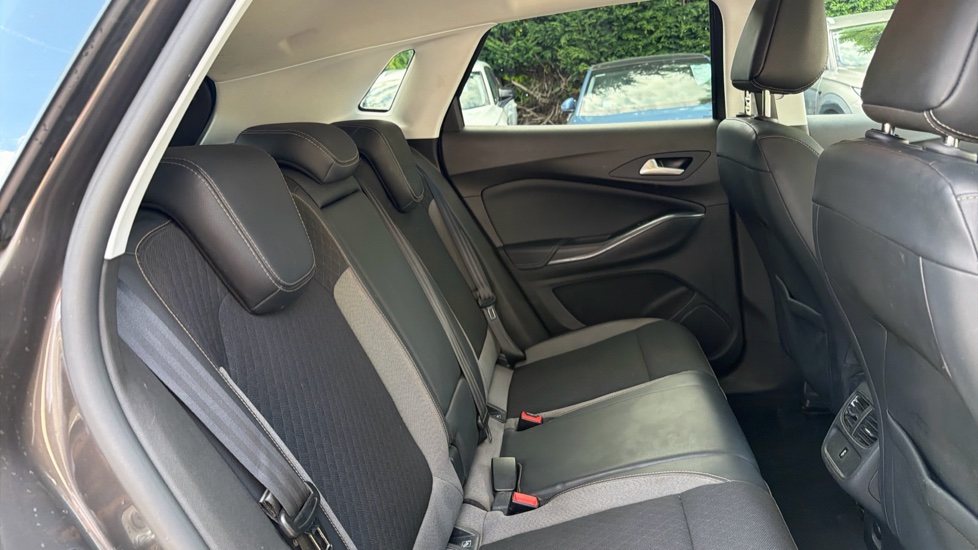 Vauxhall Grandland X 1.2 Turbo SRi Nav 5dr Petrol Hatchback - Image 19