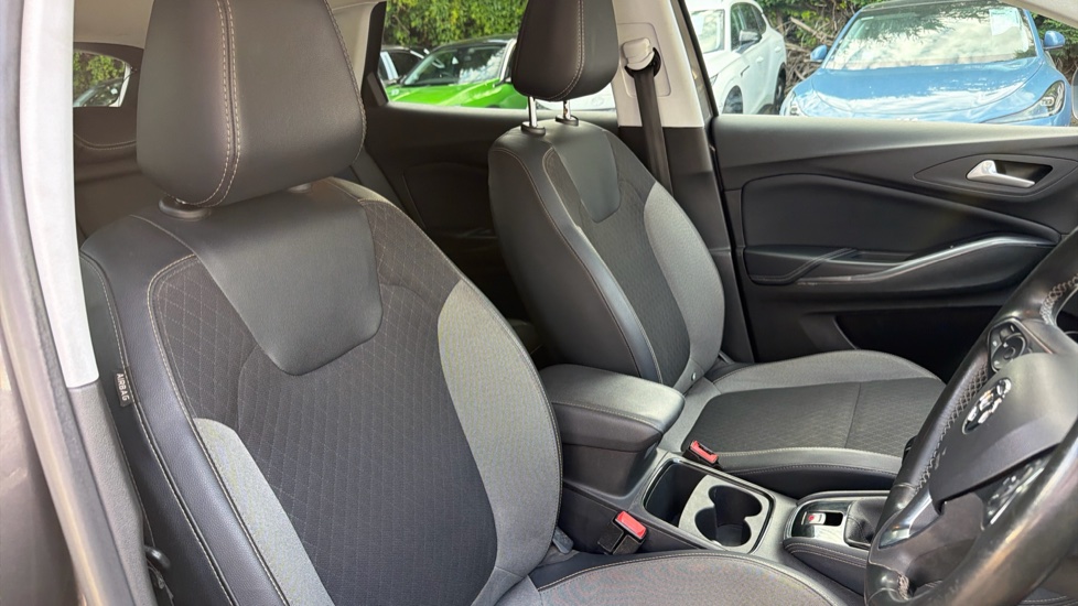 Vauxhall Grandland X 1.2 Turbo SRi Nav 5dr Petrol Hatchback - Image 22
