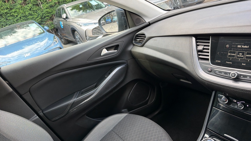 Vauxhall Grandland X 1.2 Turbo SRi Nav 5dr Petrol Hatchback - Image 34