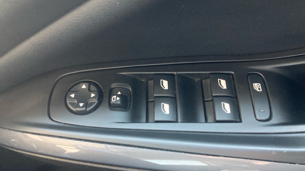 Vauxhall Grandland X 1.2 Turbo Griffin Edition 5dr Petrol Hatchback - Image 23
