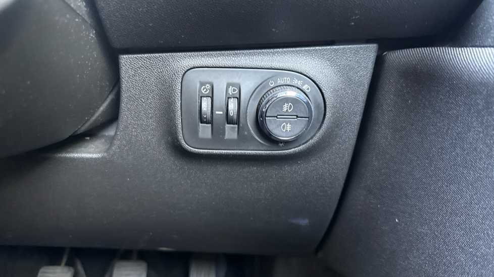 Vauxhall Corsa 1.4 [75] Griffin 5dr Petrol Hatchback - Image 24