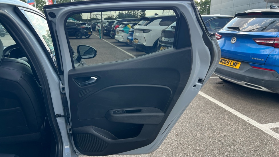 Renault Clio 1.6 E-TECH full hybrid 145 Esprit Alpine 5dr Auto Hybrid Hatchback - Image 39