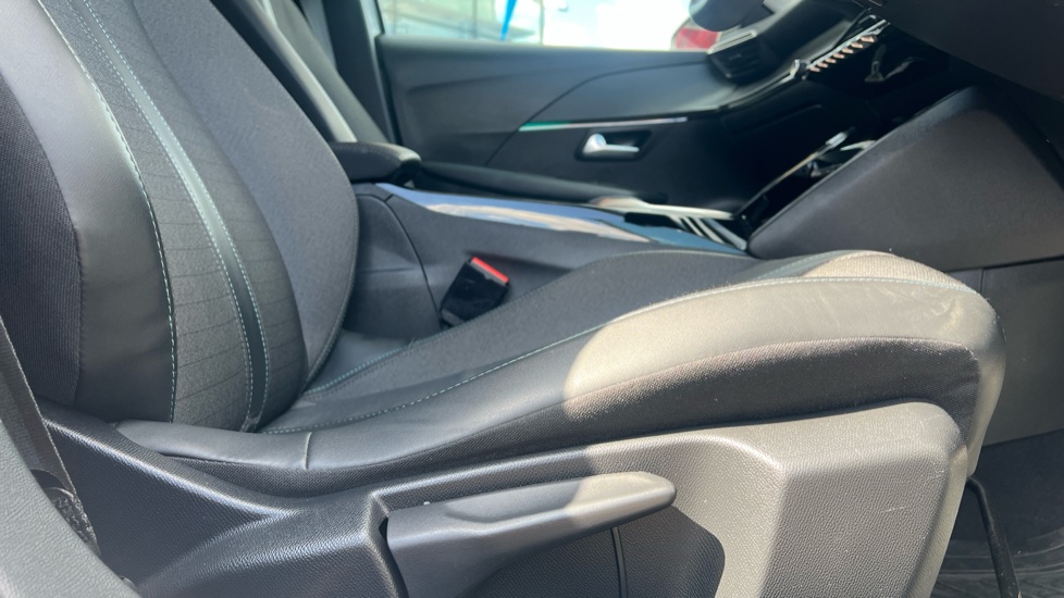 Peugeot 208 1.2 PureTech 130 Allure Premium + 5dr EAT8 Petrol Hatchback - Image 29