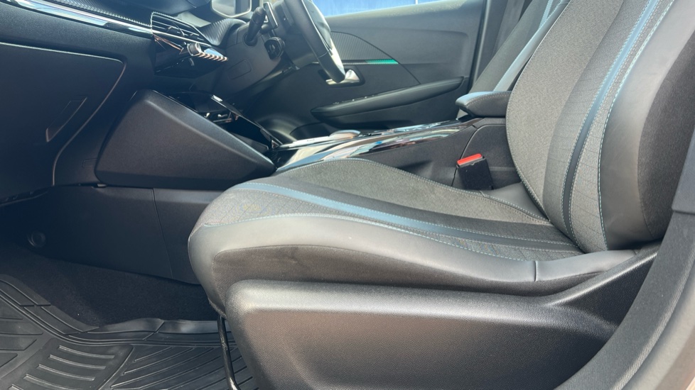 Peugeot 208 1.2 PureTech 130 Allure Premium + 5dr EAT8 Petrol Hatchback - Image 32