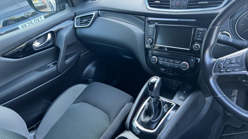 Nissan Qashqai 1.3 DiG-T 160 [157] N-Connecta 5dr DCT Glass Roof Petrol Hatchback - Image 14