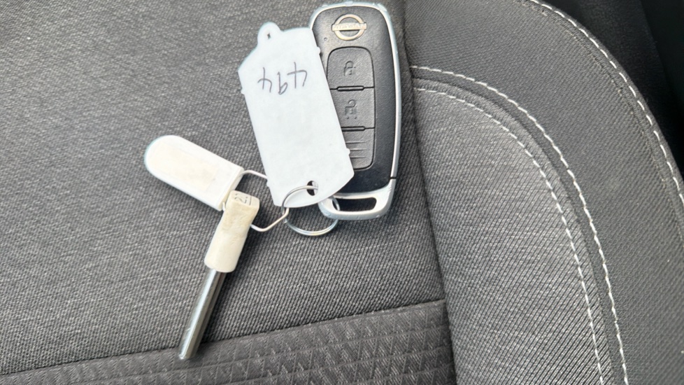 Nissan Qashqai 1.3 DiG-T MH 158 N-Connecta 5dr Xtronic Petrol Hatchback - Image 19