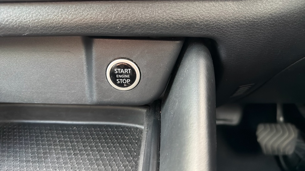 Nissan Qashqai 1.3 DiG-T MH 158 N-Connecta 5dr Xtronic Petrol Hatchback - Image 23