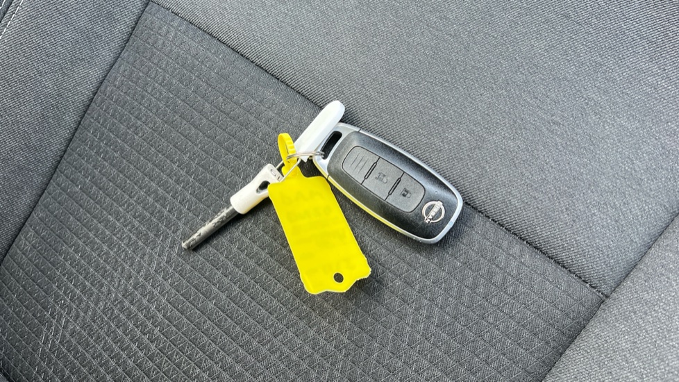 Nissan Qashqai 1.3 DiG-T MH 158 N-Connecta 5dr Xtronic Petrol Hatchback - Image 20