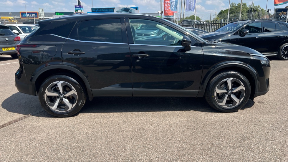 Nissan Qashqai 1.3 DiG-T MH 158 N-Connecta 5dr Xtronic Petrol Hatchback - Image 28