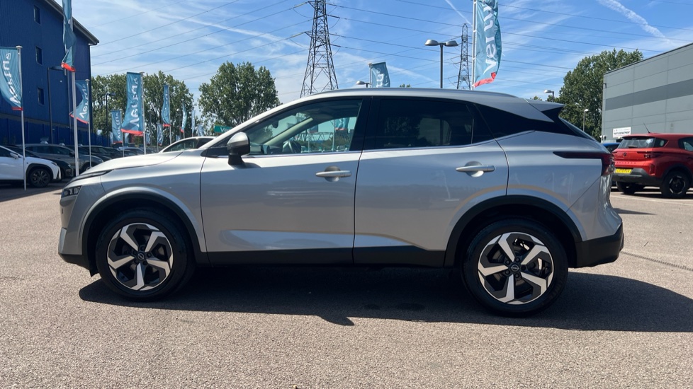 Nissan Qashqai 1.3 DiG-T MH 158 N-Connecta 5dr Xtronic Petrol Hatchback - Image 24