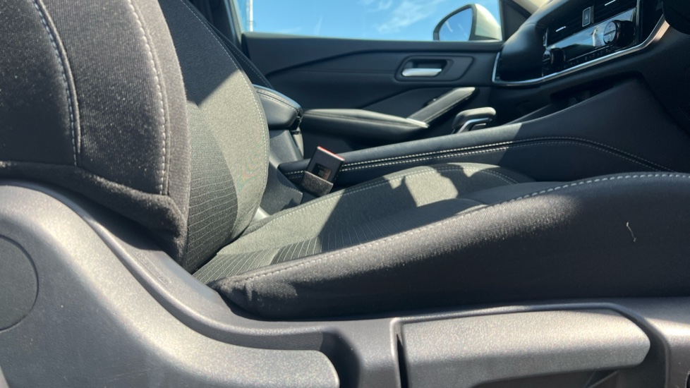 Nissan Qashqai 1.3 DiG-T MH 158 N-Connecta 5dr Xtronic Petrol Hatchback - Image 29