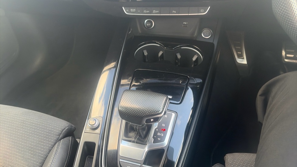 Audi A4 35 TFSI Black Edition 5dr S Tronic Petrol Estate - Image 13
