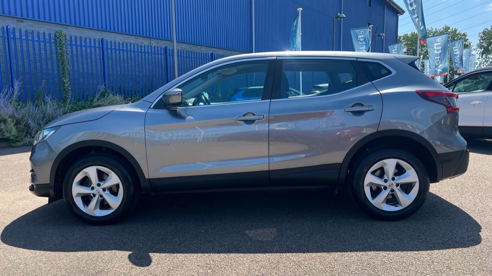 Nissan Qashqai 1.2 DiG-T Acenta 5dr Petrol Hatchback - Image 24