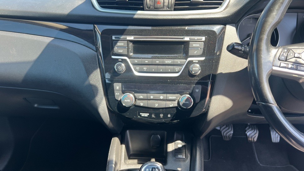 Nissan Qashqai 1.2 DiG-T Acenta 5dr Petrol Hatchback - Image 41
