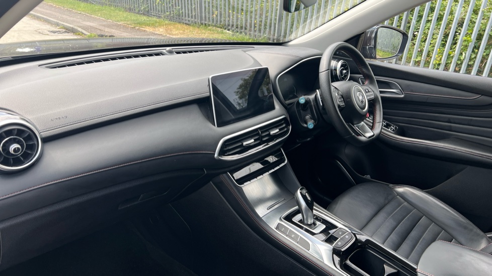 MG HS 1.5 T-GDI Trophy 5dr DCT Petrol Hatchback - Image 9