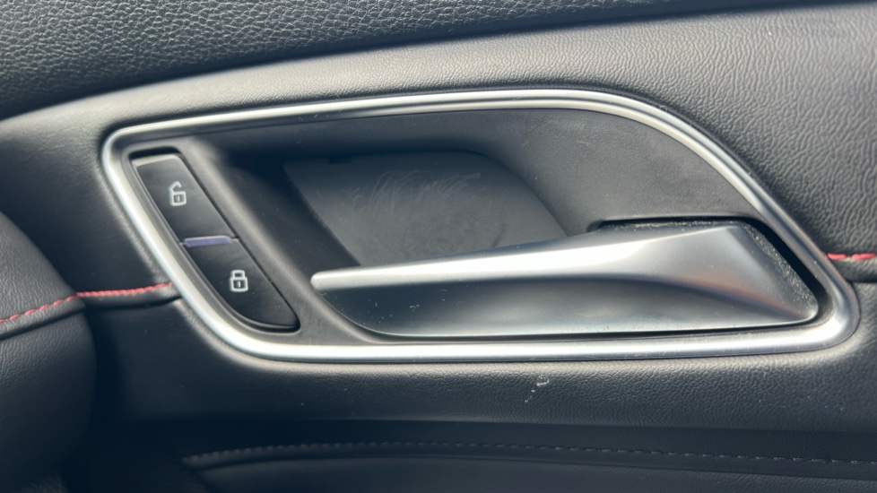 MG HS 1.5 T-GDI Trophy 5dr DCT Petrol Hatchback - Image 41