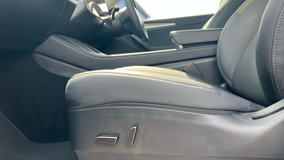 Tesla Model Y Long Range AWD 5dr Auto Electric Hatchback - Image 32