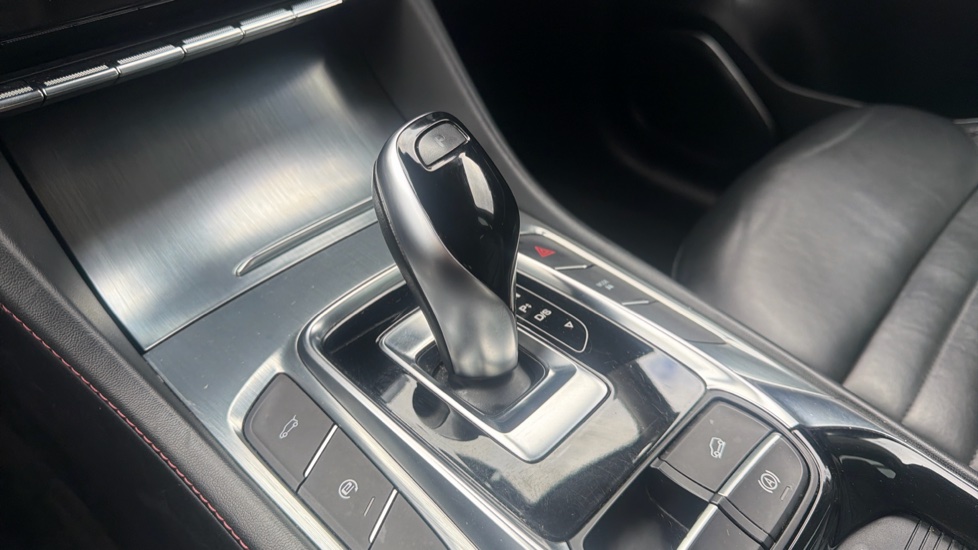 MG HS 1.5 T-GDI Trophy 5dr DCT Petrol Hatchback - Image 12