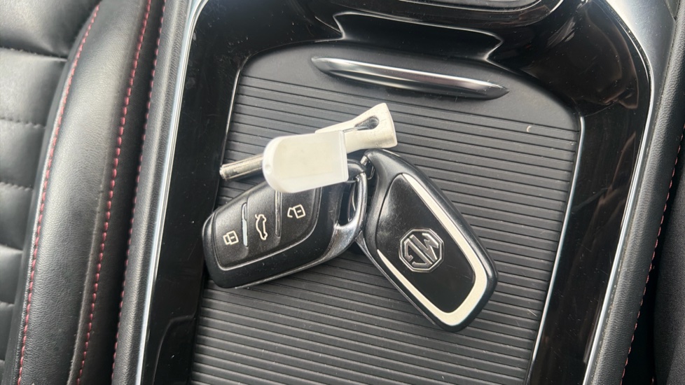 MG HS 1.5 T-GDI Trophy 5dr DCT Petrol Hatchback - Image 17