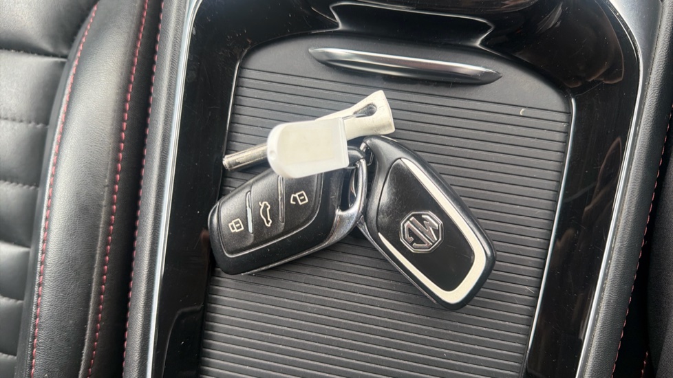 MG HS 1.5 T-GDI Trophy 5dr DCT Petrol Hatchback - Image 18
