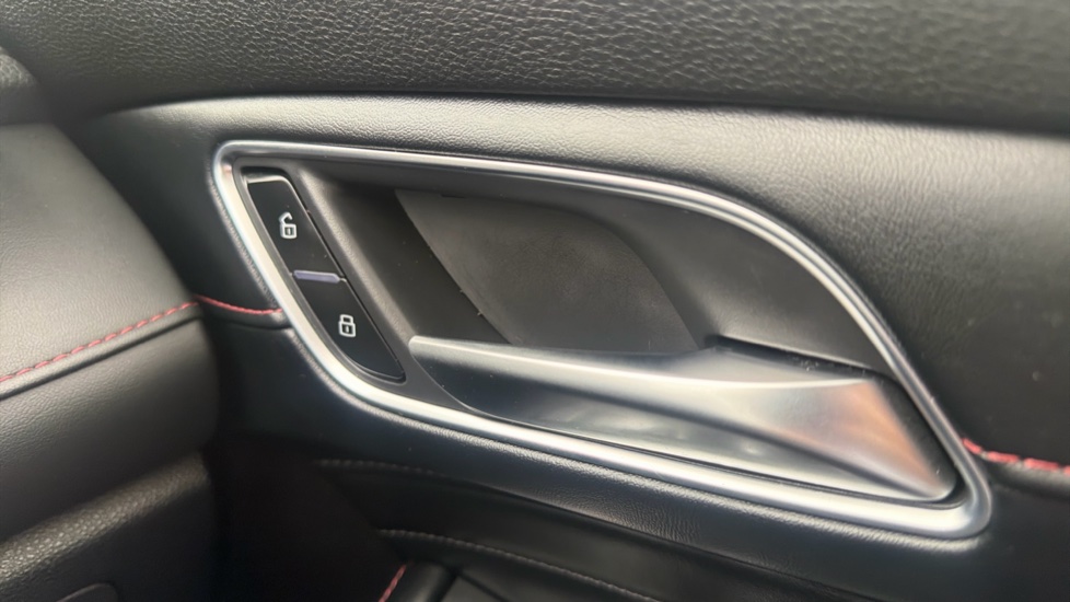 MG HS 1.5 T-GDI Trophy 5dr DCT Petrol Hatchback - Image 27