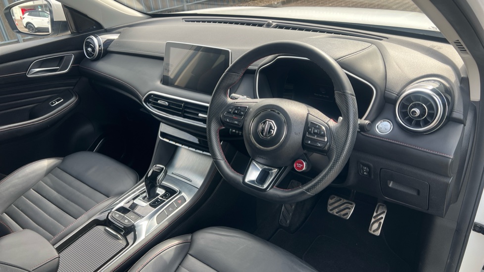 MG HS 1.5 T-GDI Trophy 5dr DCT Petrol Hatchback - Image 11