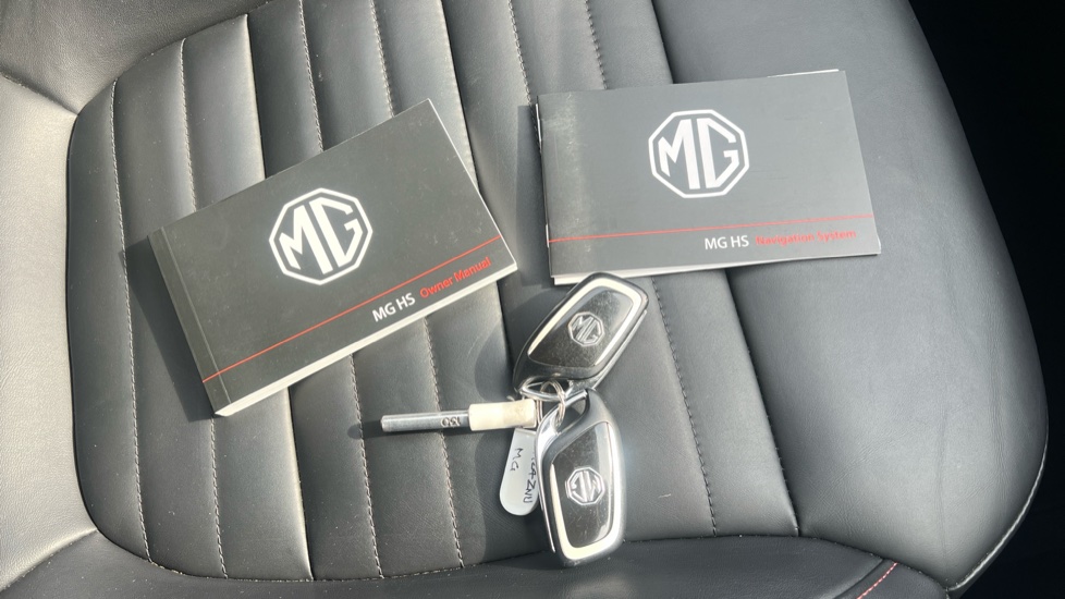 MG HS 1.5 T-GDI Trophy 5dr DCT Petrol Hatchback - Image 19