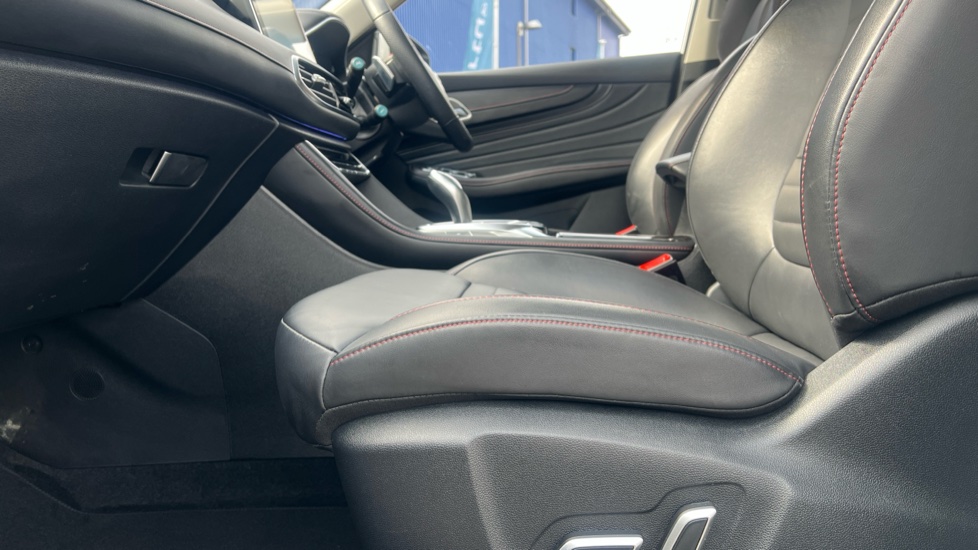 MG HS 1.5 T-GDI Trophy 5dr DCT Petrol Hatchback - Image 32