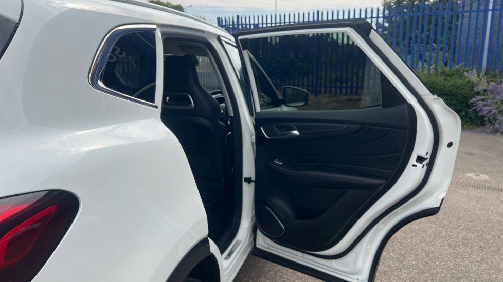 MG HS 1.5 T-GDI Trophy 5dr DCT Petrol Hatchback - Image 54