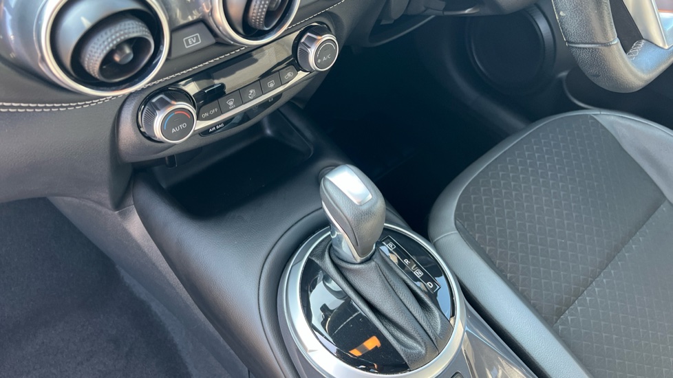Nissan Juke 1.6 Hybrid N-Connecta 5dr Auto Hybrid Hatchback - Image 13
