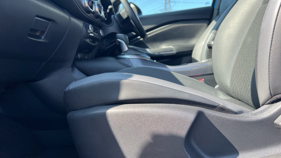 Nissan Juke 1.6 Hybrid N-Connecta 5dr Auto Hybrid Hatchback - Image 32