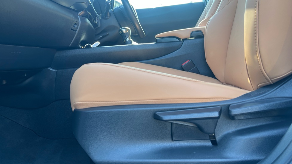 Lexus UX 250h 2.0 F-Sport Design 5dr CVT Hybrid Hatchback - Image 32