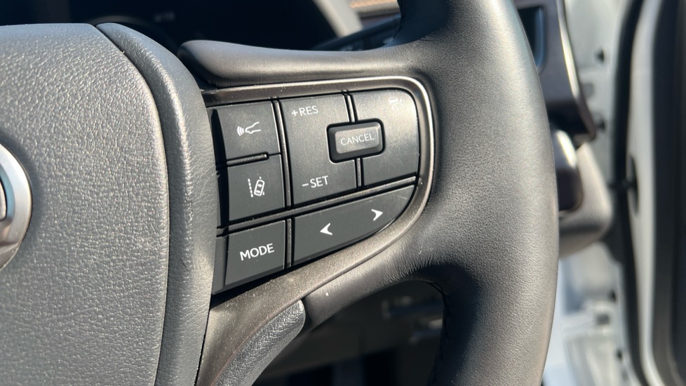 Lexus UX 250h 2.0 F-Sport Design 5dr CVT Hybrid Hatchback - Image 34