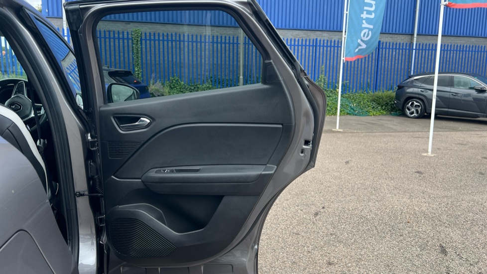 Renault Captur 1.6 E-Tech full hybrid 145 Techno 5dr Auto Hybrid Hatchback - Image 50