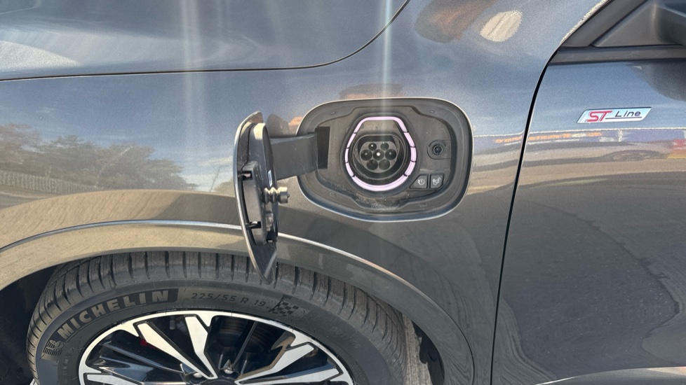 Ford Kuga 2.5 PHEV ST-Line X Edition 5dr CVT Estate - Image 34