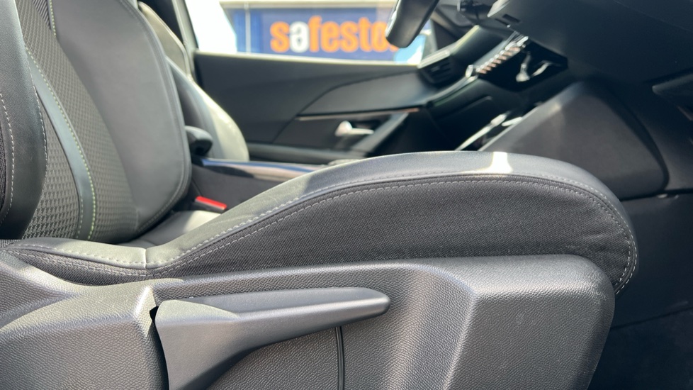 Peugeot 2008 1.2 PureTech 130 GT 5dr EAT8 Petrol Estate - Image 29