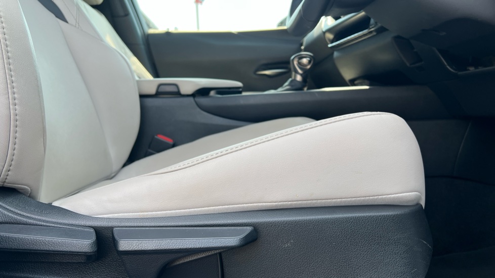 Lexus UX 250h 2.0 F-Sport Design 5dr CVT Hybrid Hatchback - Image 29