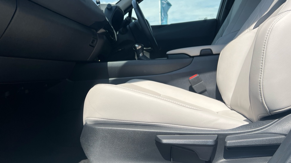 Lexus UX 250h 2.0 F-Sport Design 5dr CVT Hybrid Hatchback - Image 32