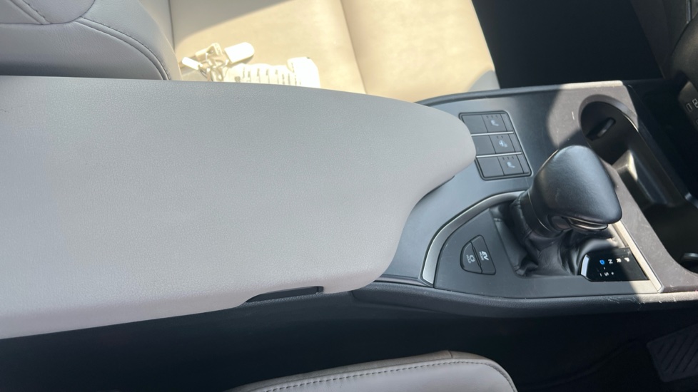 Lexus UX 250h 2.0 F-Sport Design 5dr CVT Hybrid Hatchback - Image 43