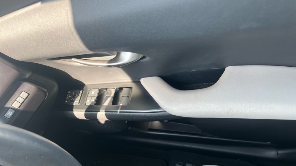 Lexus UX 250h 2.0 F-Sport Design 5dr CVT Hybrid Hatchback - Image 49