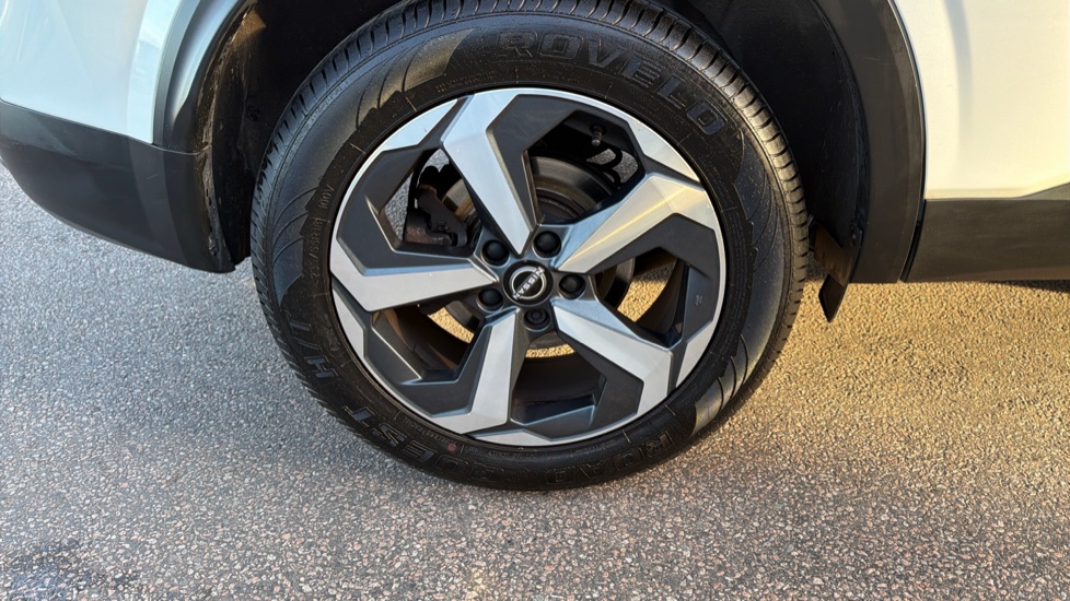 Nissan Qashqai 1.3 DiG-T MH 158 N-Connecta 5dr Xtronic Petrol Hatchback - Image 28