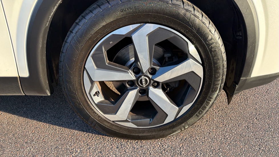 Nissan Qashqai 1.3 DiG-T MH 158 N-Connecta 5dr Xtronic Petrol Hatchback - Image 30
