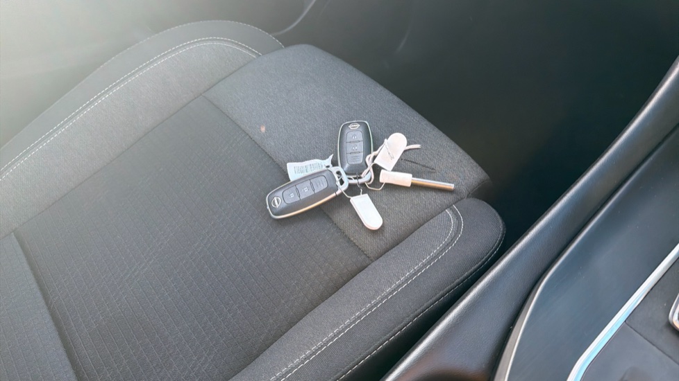 Nissan Qashqai 1.3 DiG-T MH 158 N-Connecta 5dr Xtronic Petrol Hatchback - Image 17