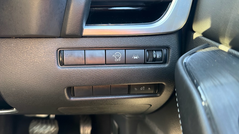 Nissan Qashqai 1.3 DiG-T MH 158 N-Connecta 5dr Xtronic Petrol Hatchback - Image 19
