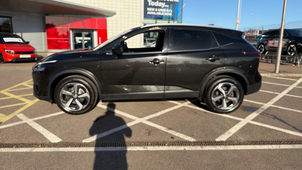 Nissan Qashqai 1.3 DiG-T MH 158 N-Connecta 5dr Xtronic Petrol Hatchback - Image 29