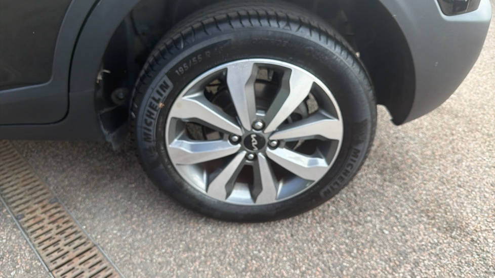 Kia Stonic 1.0T GDi 99 2 5dr DCT Petrol Estate - Image 32