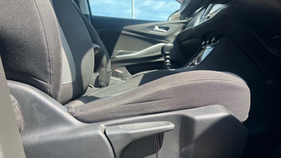 Vauxhall Grandland X 1.2 Turbo SE 5dr Petrol Hatchback - Image 29