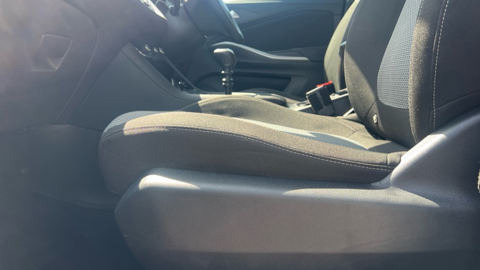 Vauxhall Grandland X 1.2 Turbo SE 5dr Petrol Hatchback - Image 32